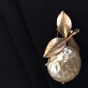 Vintage Sarah Coventry Pearl Bloom brooch